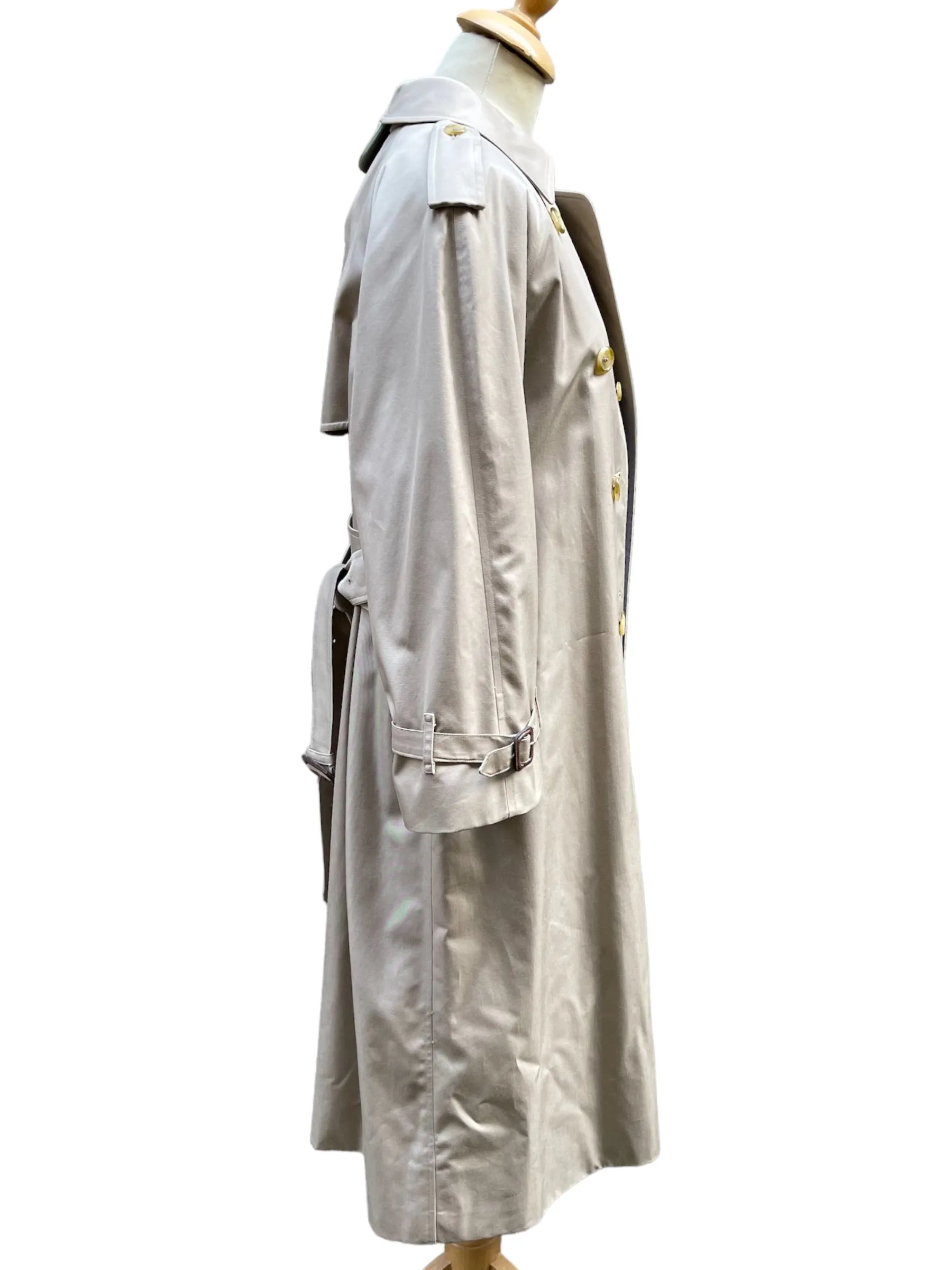 Burberry Vintage Classic Trenchcoat - Size Medium